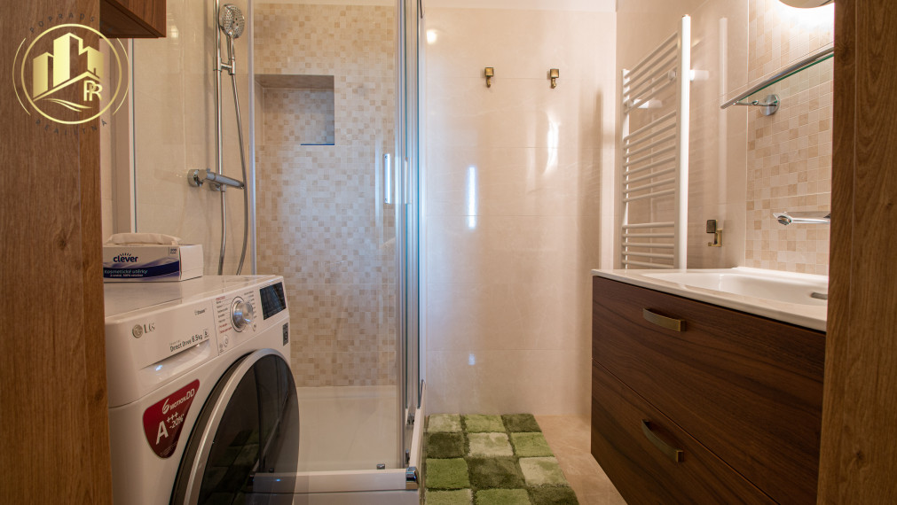 Štýlový 2-izbový byt s balkónom, parkovaním a výhľadom – top lokalita Poprad