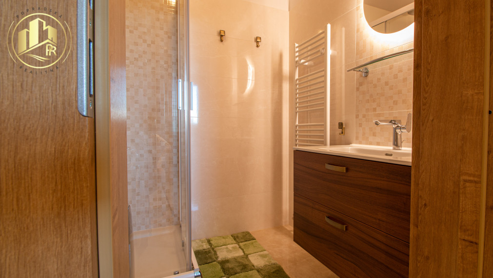 Štýlový 2-izbový byt s balkónom, parkovaním a výhľadom – top lokalita Poprad