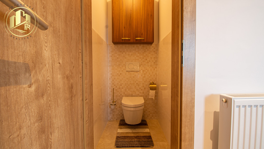 Štýlový 2-izbový byt s balkónom, parkovaním a výhľadom – top lokalita Poprad