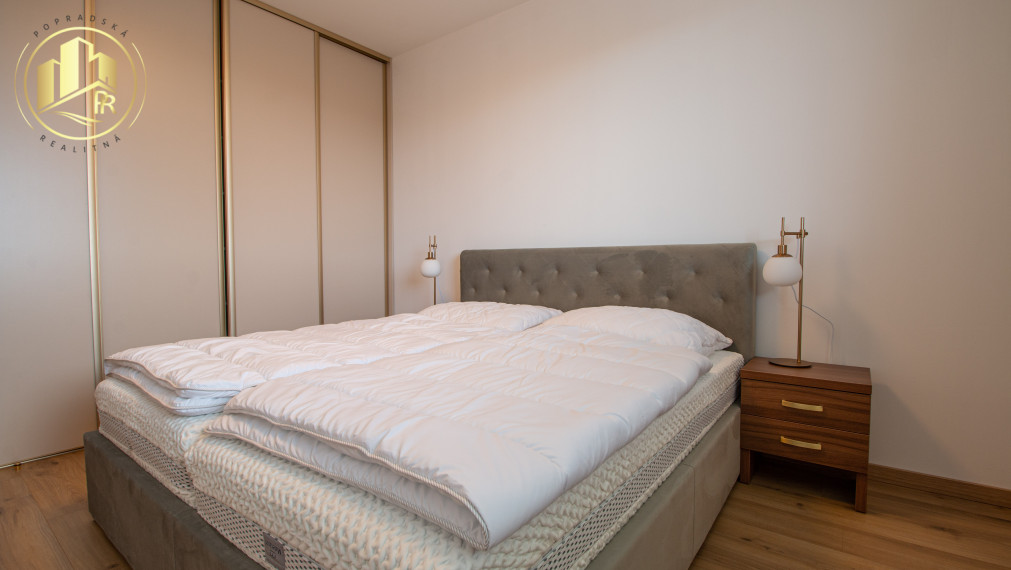 Štýlový 2-izbový byt s balkónom, parkovaním a výhľadom – top lokalita Poprad