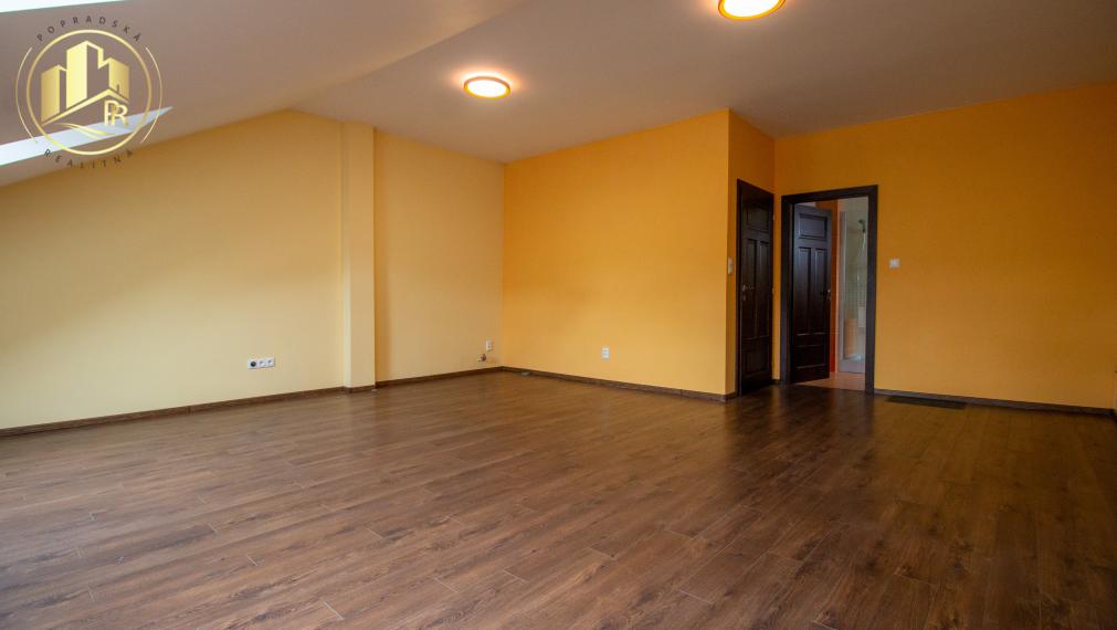 Priestranné kancelárske priestory na prenájom priamo na námestí Poprad - Spišská Sobota