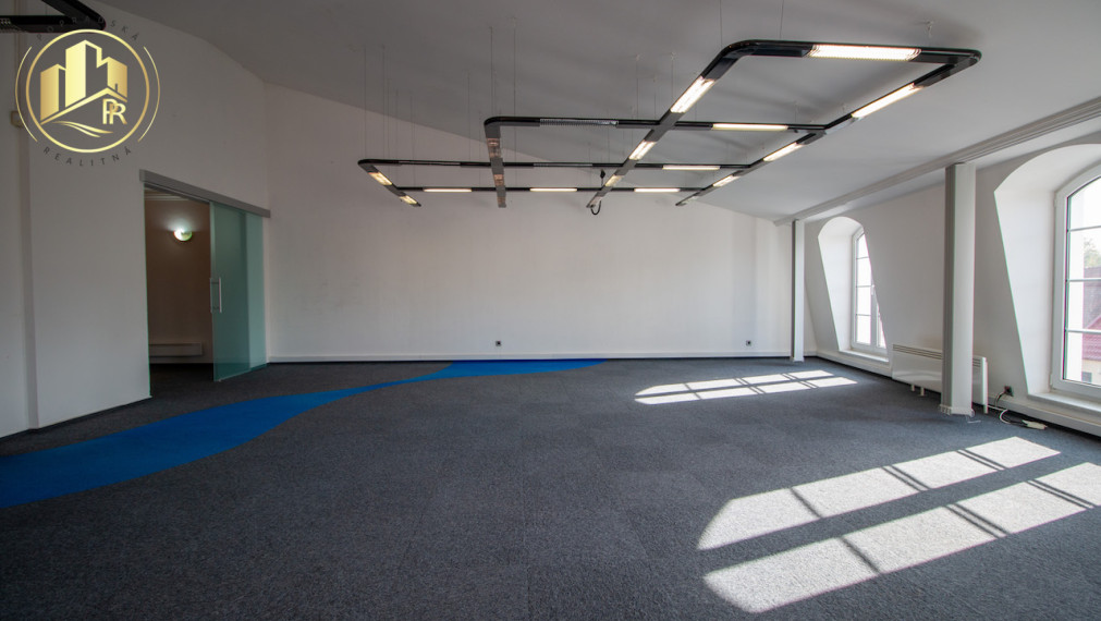 Reprezentatívne a priestranné kancelárie na prenájom priamo na námestí mesta Poprad