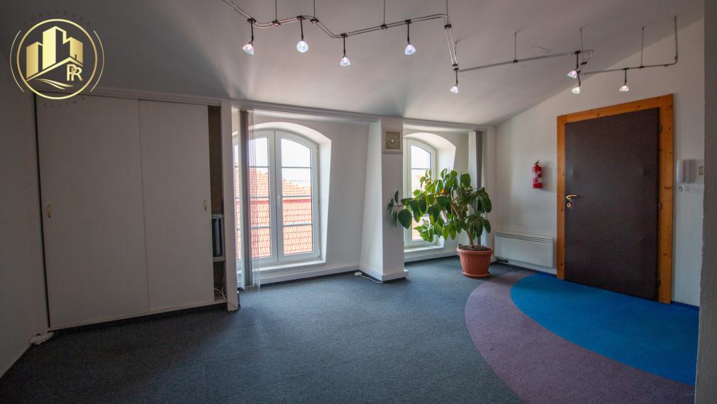 Reprezentatívne a priestranné kancelárie na prenájom priamo na námestí mesta Poprad