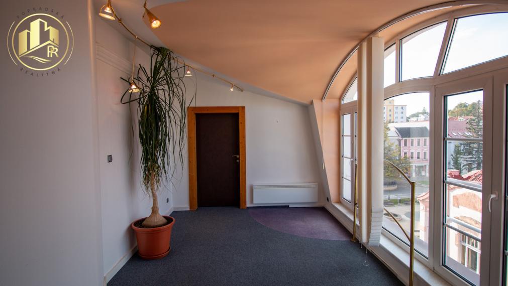 Reprezentatívne a priestranné kancelárie na prenájom priamo na námestí mesta Poprad