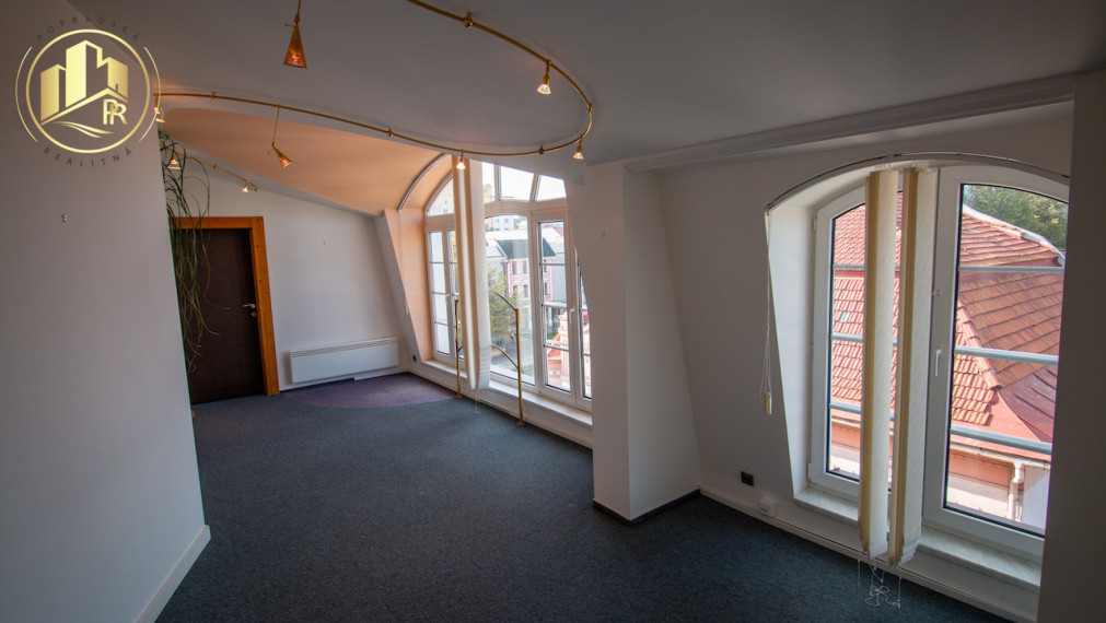 Reprezentatívne a priestranné kancelárie na prenájom priamo na námestí mesta Poprad