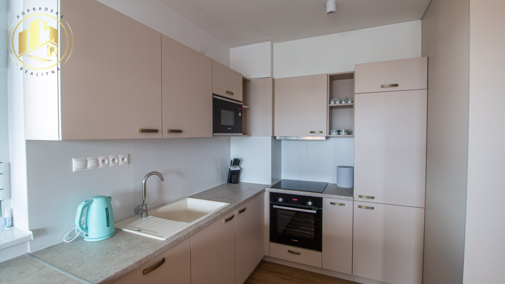 Štýlový 2-izbový byt s balkónom, parkovaním a výhľadom – top lokalita Poprad