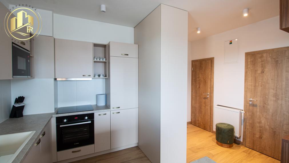 Štýlový 2-izbový byt s balkónom, parkovaním a výhľadom – top lokalita Poprad