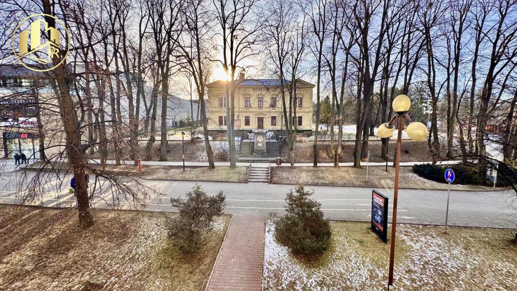 Veľkorysý 3-izbový byt s veľkým zaskleným balkónom priamo pri OC Fórum