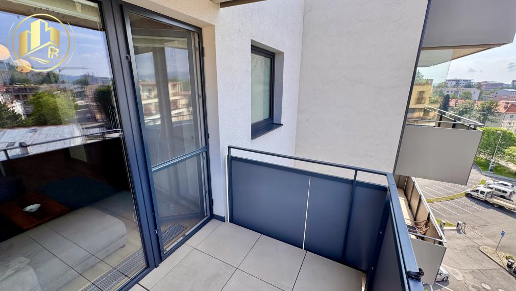 Kompletne zariadený 2-izbový byt s balkónom a parkovaním v centre Popradu