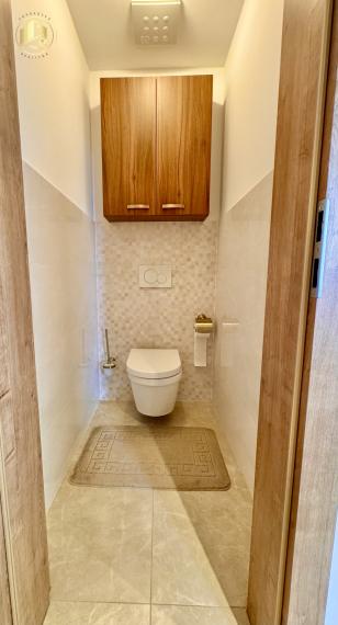 Kompletne zariadený 2-izbový byt s balkónom a parkovaním v centre Popradu
