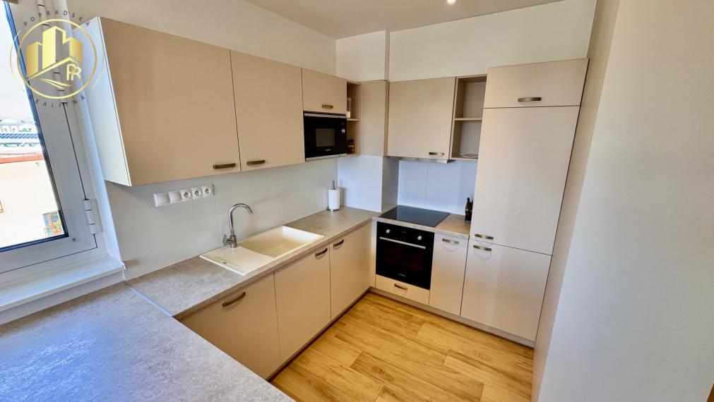 Kompletne zariadený 2-izbový byt s balkónom a parkovaním v centre Popradu