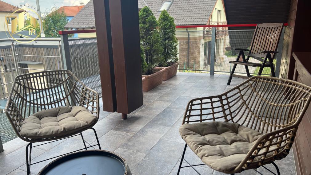 MODERNÝ APARTMÁN S VEĽKOU TERASOU A SÚKROMNÝM PARKOVANÍM – POPRAD, VEĽKÁ