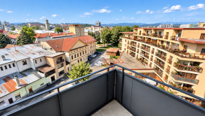 VÝRAZNÁ ZĽAVA !! Kompletne zariadený 2-izbový byt s balkónom a parkovaním v centre Popradu - fotografia 13