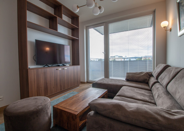 Štýlový 2-izbový byt s balkónom, parkovaním a výhľadom – top lokalita Poprad