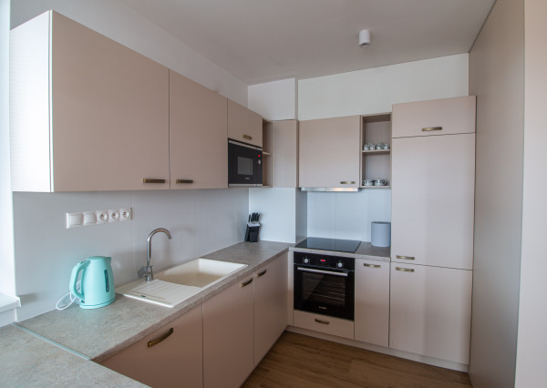 Štýlový 2-izbový byt s balkónom, parkovaním a výhľadom – top lokalita Poprad