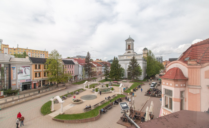 Reprezentatívne a priestranné kancelárie na prenájom priamo na námestí mesta Poprad - fotografia 16