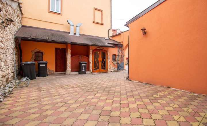 Reprezentatívny priestor na prenájom priamo na námestí mesta Poprad - fotografia 9