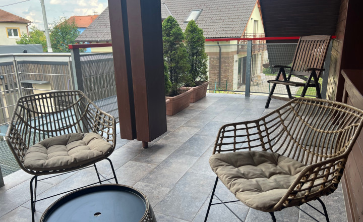 MODERNÝ APARTMÁN S VEĽKOU TERASOU A SÚKROMNÝM PARKOVANÍM – POPRAD, VEĽKÁ - fotografia 8
