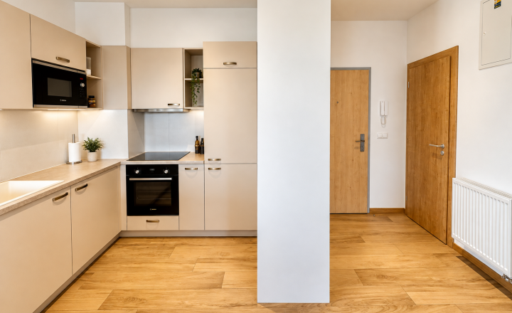 VÝRAZNÁ ZĽAVA !! Kompletne zariadený 2-izbový byt s balkónom a parkovaním v centre Popradu - fotografia 1